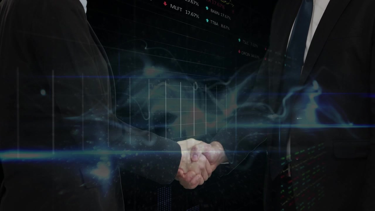 Professionisti che si stringono la mano con sovrapposizione di dati finanziari digitali
