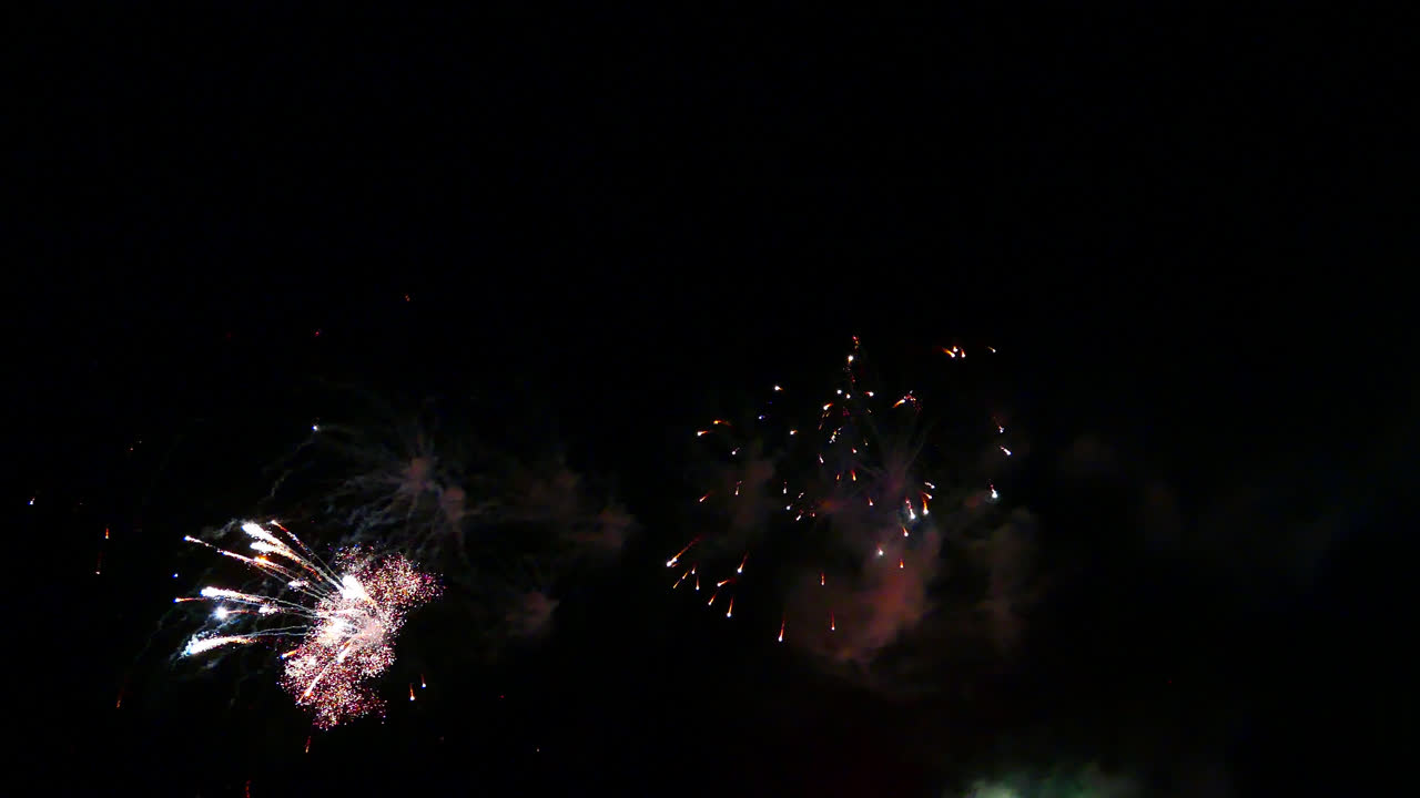 Magnifico spettacolo di fuochi d'artificio astratti e colorati per una celebrazione, su sfondo notturno