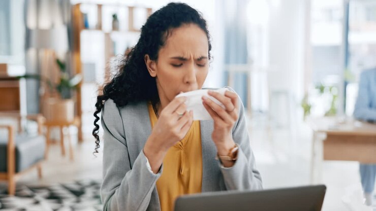 covid, laptop und eine geschäftsfrau blasen