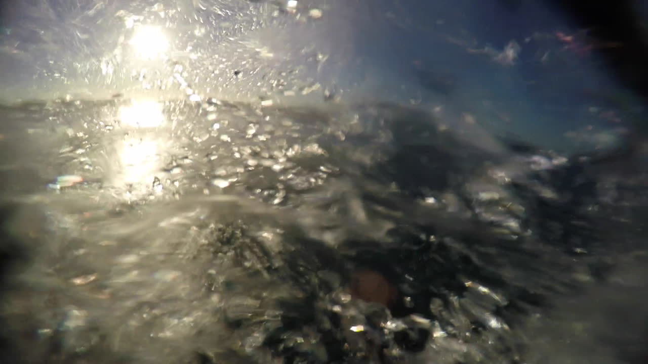 파도에 손 수영