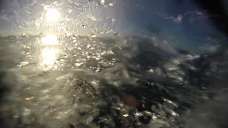 manos nadando en las olas