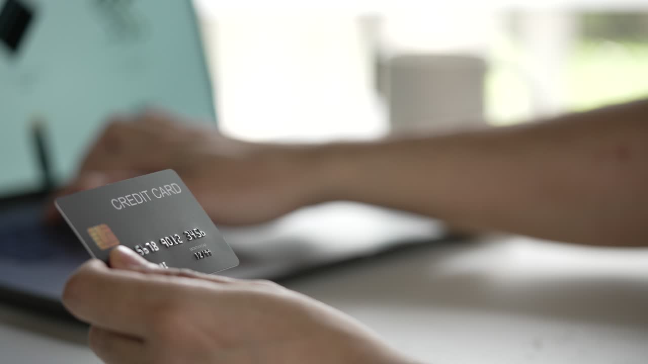 manos masculinas con tarjeta de crédito y usando una computadora portátil. compras en línea