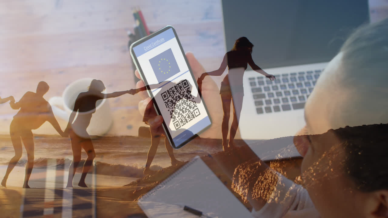 animación de una mujer con un teléfono inteligente con pasaporte de vacunación contra la covid-19 sobre personas en la playa