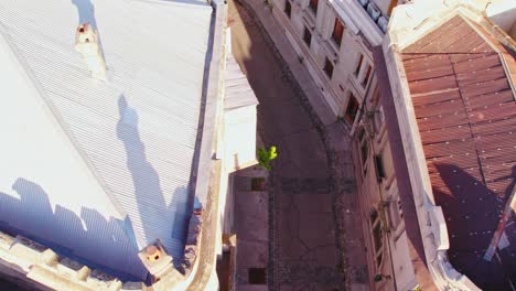 vista desde arriba del palacio walker en el vecindario de concha y toro, edificio histórico de decadencia con estilo arquitectónico tudor, chile