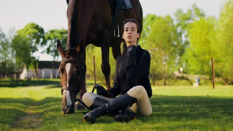 mujer y caballo en un entorno rural