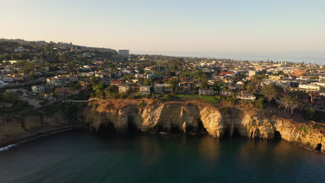 Cuevas-Marinas-En-La-Ensenada-De-La-Jolla-Durante-La-Marea-Baja---Vista-Escénica-De-La-Puesta-De-Sol-En-California---Retirada-De-Drones