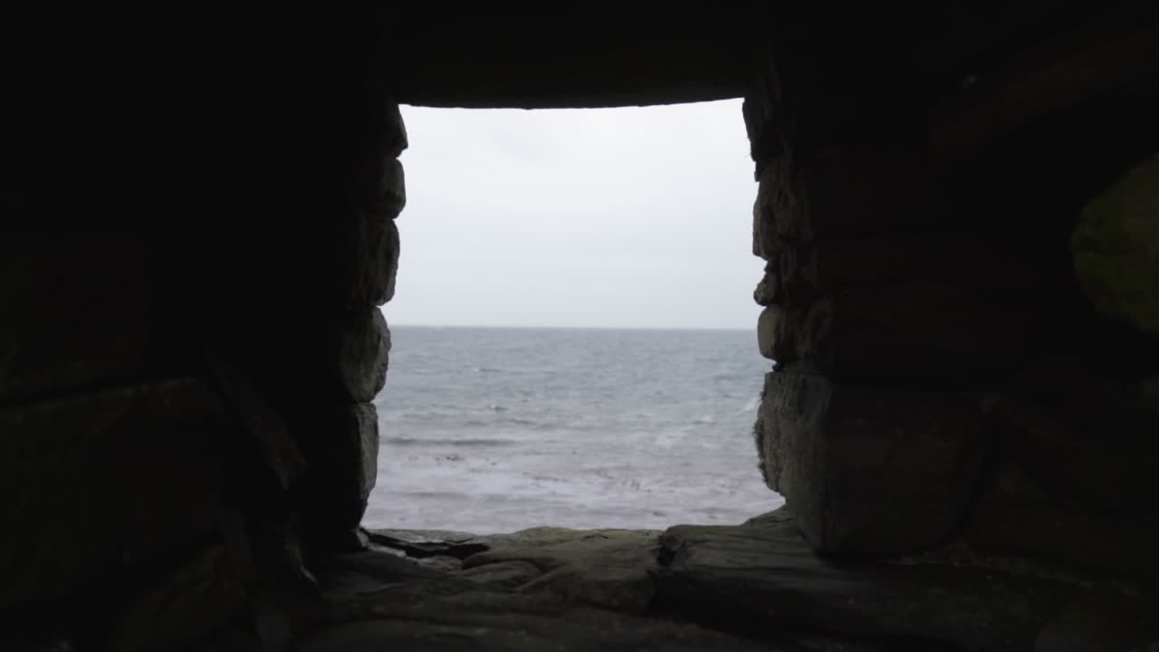 바다로 돌을 통해 광장보기