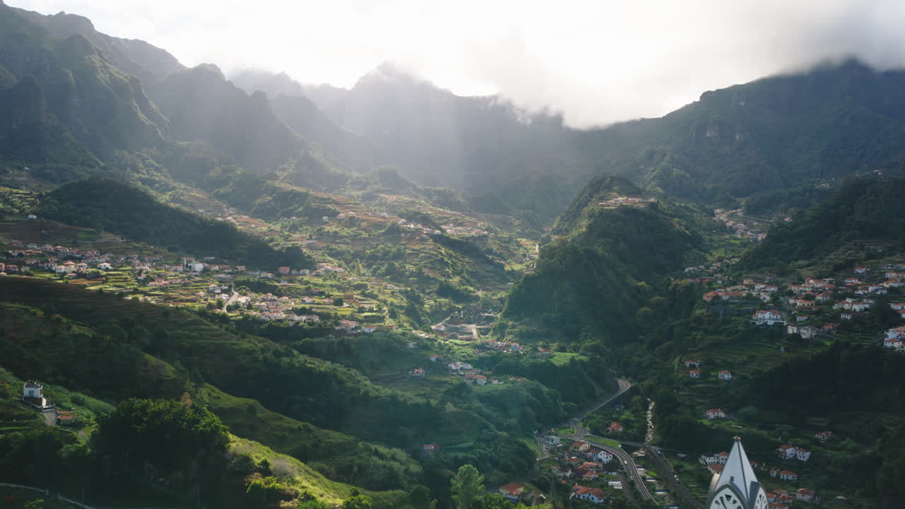 Vista Aérea da Torre do Relógio numa Aldeia Montanhosa na Madeira