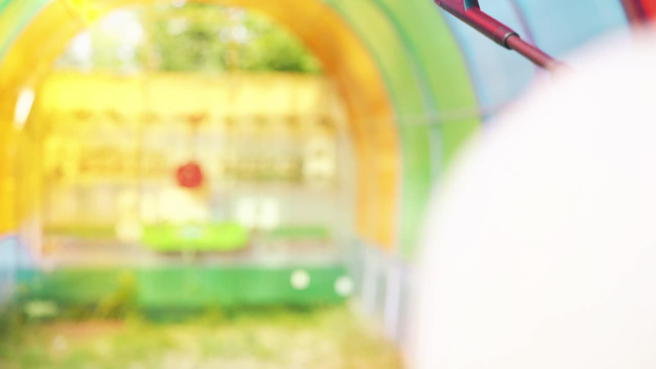 클로즈업 젊은 남자가 기압 총에서 촬영 드래시에서  ⁇ 을 수행합니다