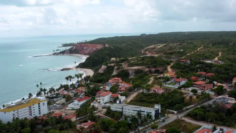 Luftdrohnenaufnahme-Der-Kleinen-Strandstadt-Tabatinga-In-Der-Nähe-Von-Joao-Pessoa-Im-Norden-Brasiliens-Mit-Kleinen-Sandstraßen,-Strandhäusern-Und-Tropischem-Laub-An-Einem-Warmen-Sommertag