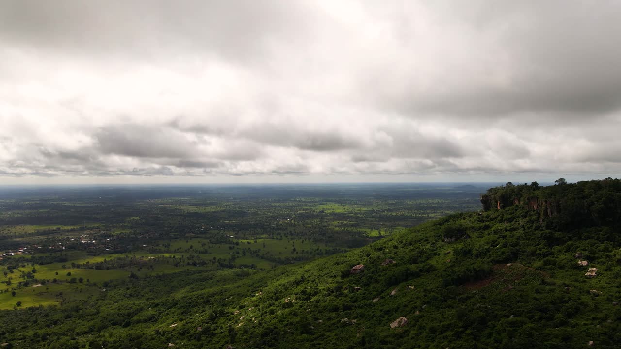 phnom kulen, la exuberante campiña verde de camboya vuela alto sobre la colina que revela campos de arroz con un horizonte nublado durante la temporada de lluvias