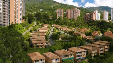 toma aérea de una comunidad residencial privada en una ciudad montañosa de colombia