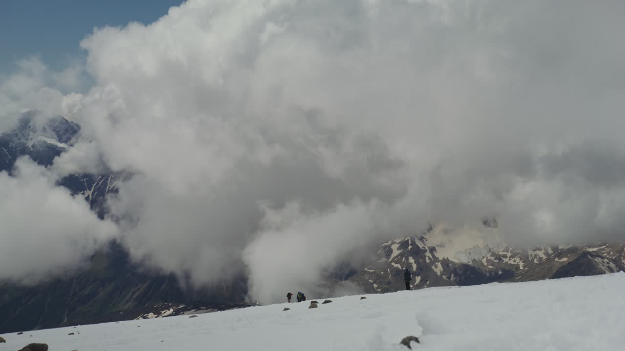 구름 속 에 있는 눈 인 산꼭대기 에 있는 산책자 들