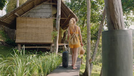 Mujer-Viajera-Con-Bolsa-De-Tranvía-Llegando-Al-Hotel-Tropical-En-Exóticas-Vacaciones-De-Verano-Caminando-Hasta-La-Cabaña