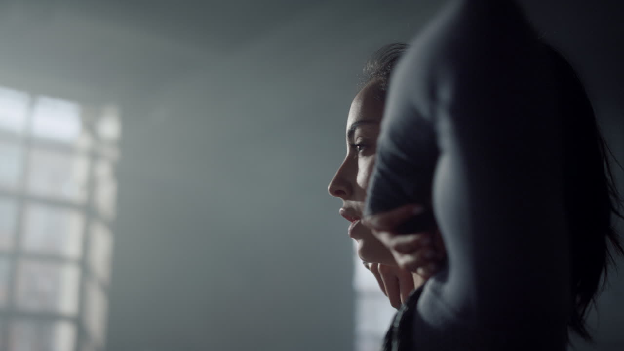 chica calentando las manos antes del entrenamiento. mujer preparando el cuerpo para el entrenamiento de intensidad