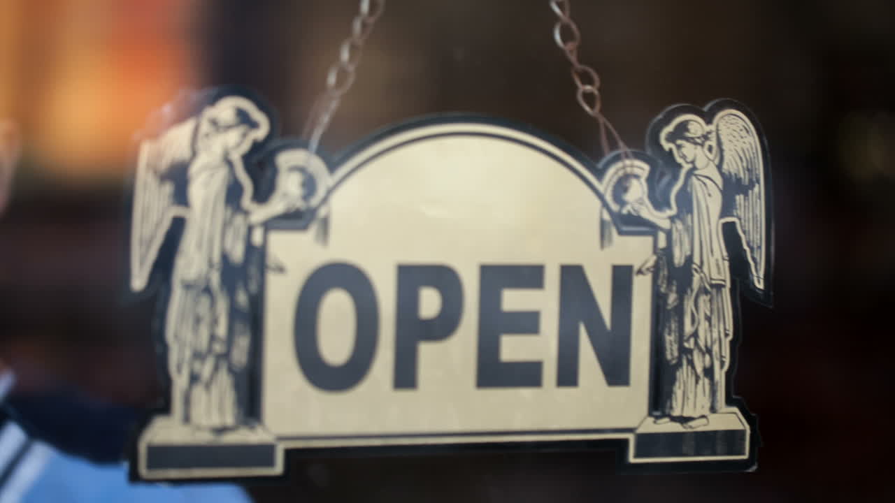 개방 및 폐쇄 표지판을 돌리는 것