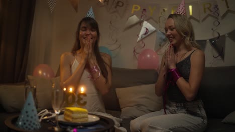 amigos celebrando un cumpleaños en casa