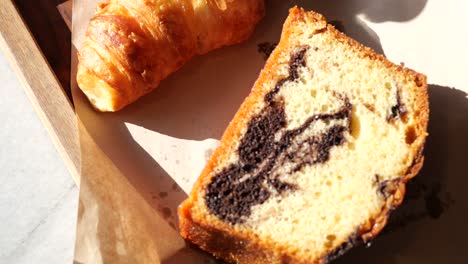 croissant y pastel