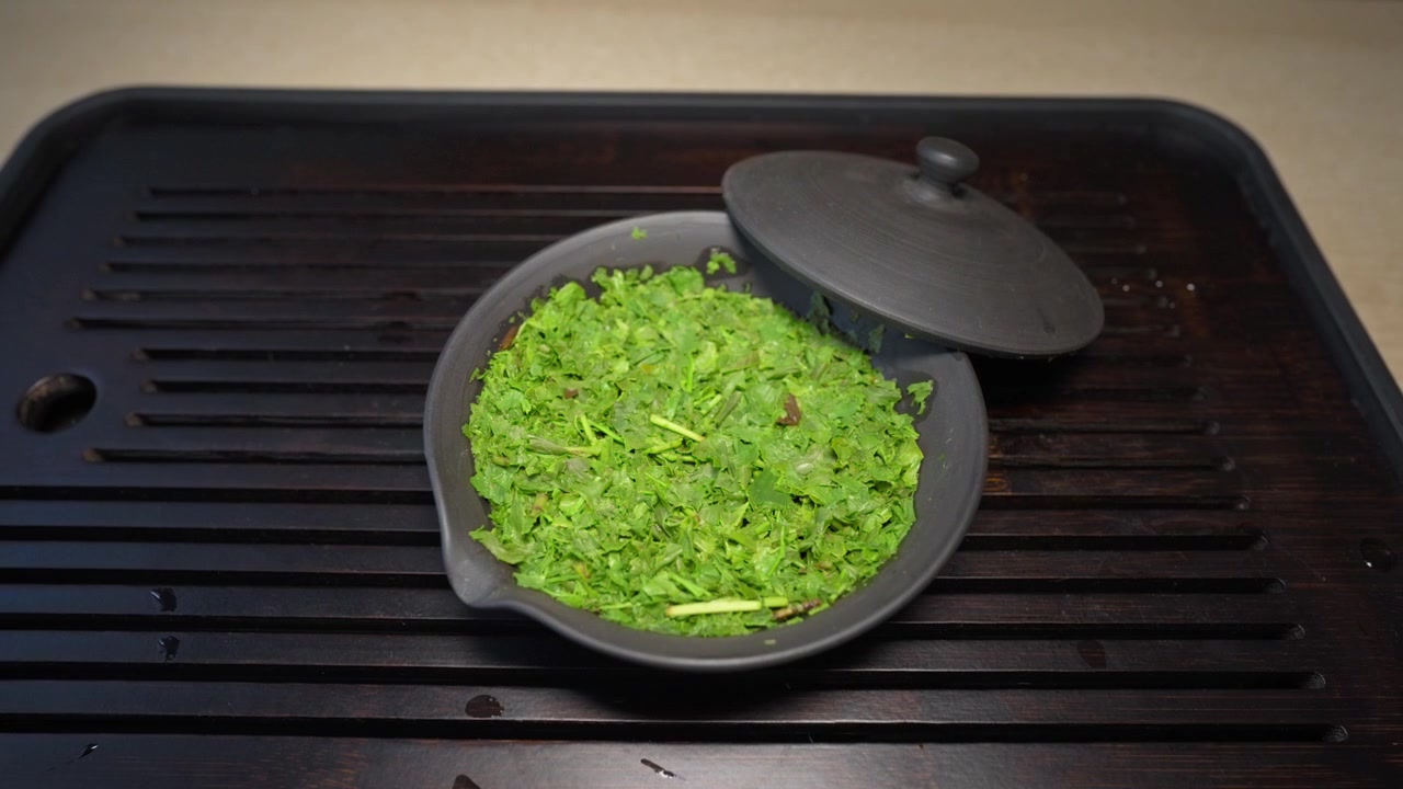 Servire tè verde giapponese Gyokuro fresco in shiboridashi. Elegante rituale del tè incentrato su freschezza e tradizione.