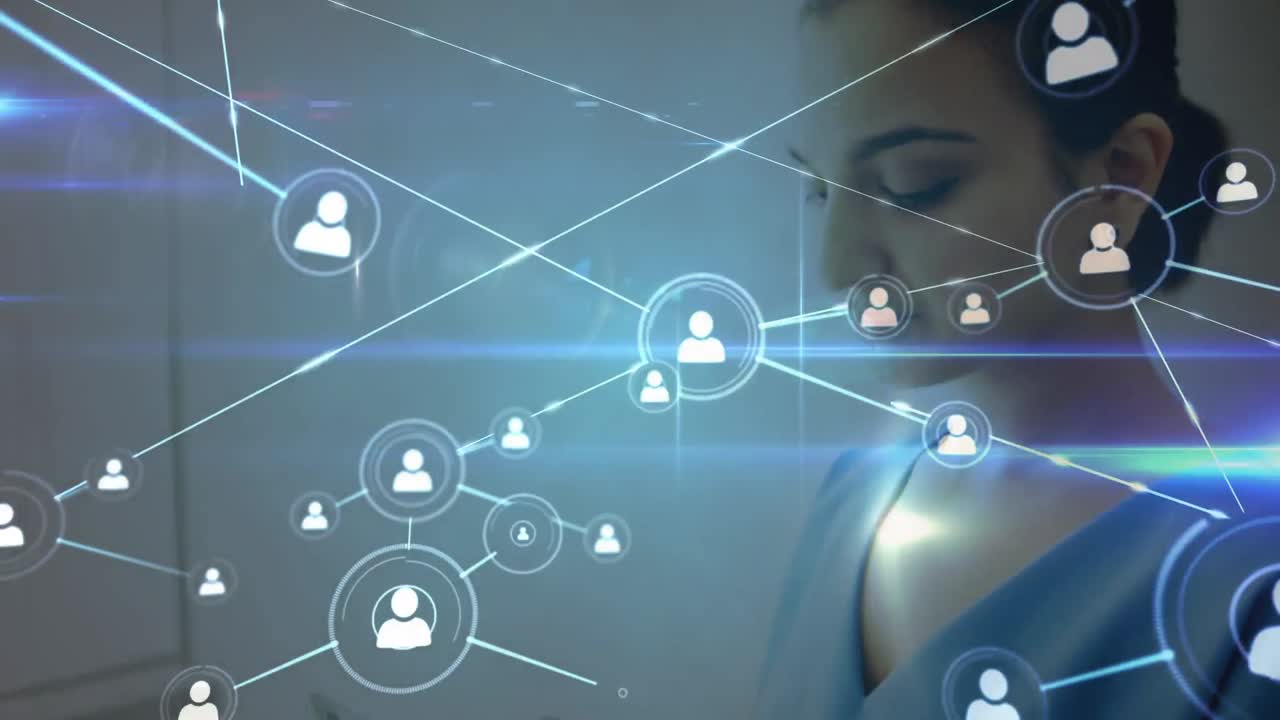 animación de la red de conexiones con íconos y senderos de luz sobre la doctora biracial