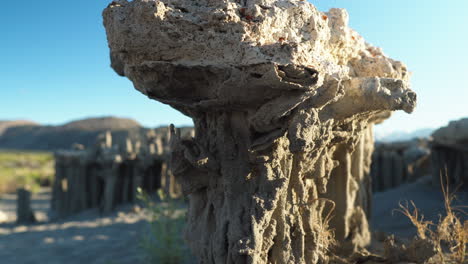 cierre de formaciones sedimentarias a lo largo de las orillas del lago mono