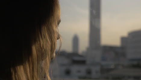 Frau-Schaut-Während-Der-Busfahrt-In-Bangkok,-Thailand,-Aus-Dem-Fenster