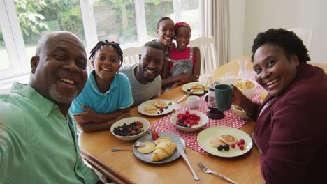 Eine-Afroamerikanische-Familie-Aus-Drei-Generationen-Macht-Ein-Selfie,-Während-Sie-Zu-Hause-Gemeinsam-Frühstückt