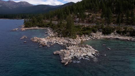 imágenes aéreas de drones de 4k de las rocas en la costa del lago tahoe en las montañas de sierra nevada en el norte de california