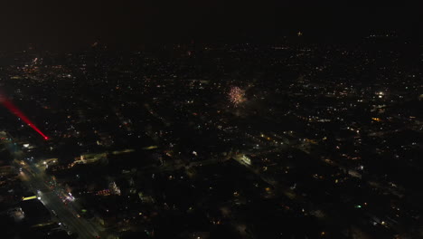 Durante-Los-Fuegos-Artificiales-Del-4-De-Julio,-Alguien-Intenta-Cegar-Un-Dron-Con-Un-Láser