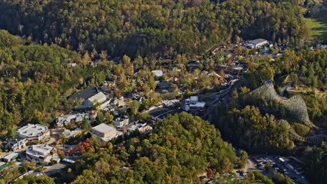 dron aéreo v15 de tennessee de pigeon forge sobrevolando la famosa atracción turística de dollywood en el metroplex de las montañas humeantes de knoxville - filmado con una cámara inspire 2, x7 - noviembre de 2020