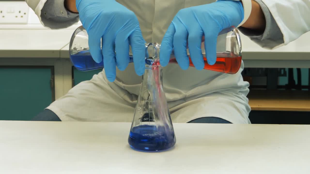científico haciendo un experimento químico