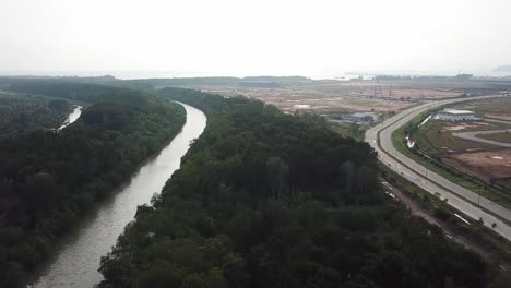 Bosque-De-Manglares-Naturales-Y-Zona-Industrial-Desarrollada-De-Batu-Kawan.