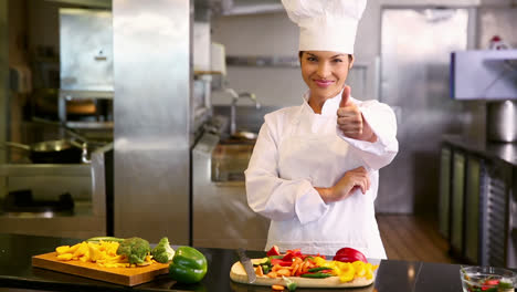 chef preparando verduras y sonriendo a la cámara