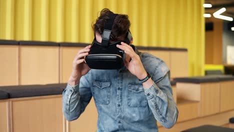 Attraktiver-Junger-Mann-Setzt-Ein-VR-Headset-Auf-Und-Beginnt,-VR-Videospiele-Zu-Spielen.-Freizeit.