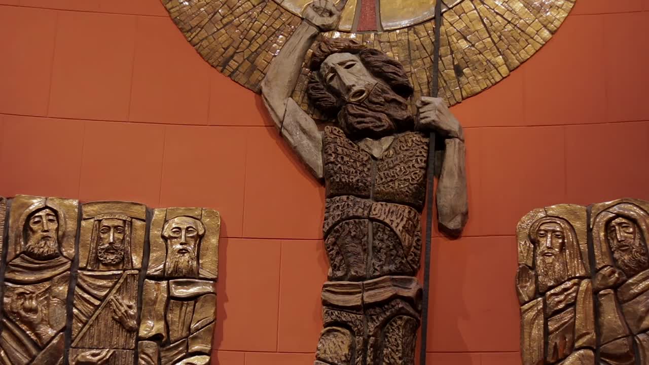 Ceramic representation of Jesus on the cross with the apostles