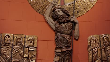 representación cerámica de jesús en la cruz con los apóstoles