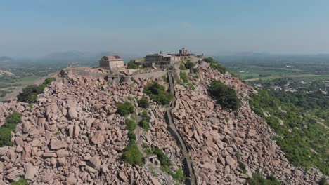 Fuerte-Krishnagiri-Parado-Solo-En-Una-Montaña-En-India,-Protegiendo-La-Tierra-A-Su-Alrededor