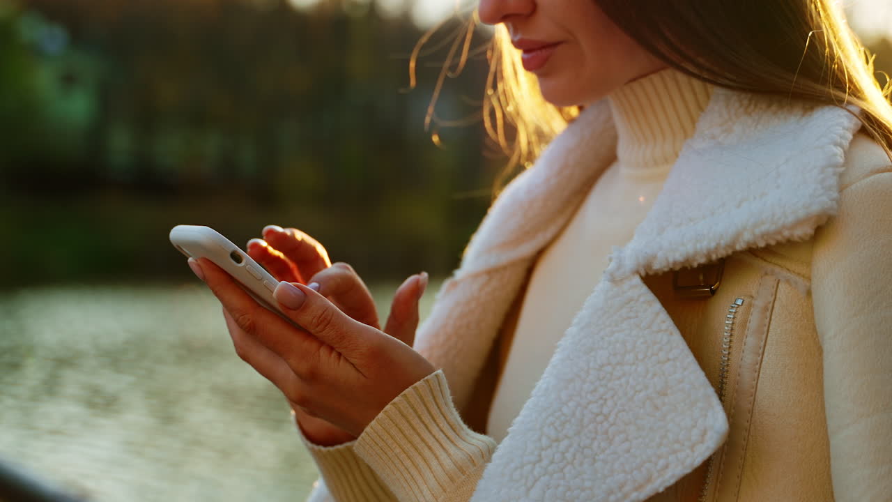 야외에서 전화를 사용하는 여성