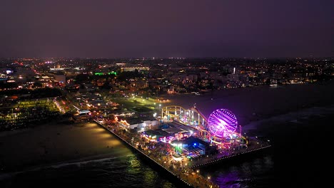 Rotierende-Luftaufnahme-Des-Riesenrads-Und-Der-Achterbahn-Am-Santa-Monica-Pier-In-Der-Nähe-Von-Los-Angeles,-Kalifornien