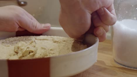 plato de decoración con hummus recién hecho