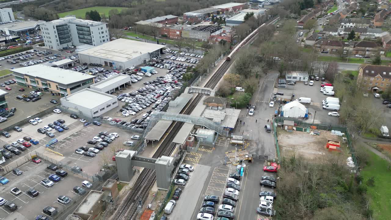 tren que sale de la estación de la línea central debden essex reino unido drone vista aérea