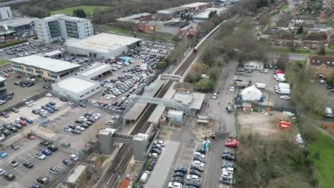 Zug-Verlässt-Debden-Central-Line-Station,-Essex,-Vereinigtes-Königreich,-Drohnen-Luftaufnahme