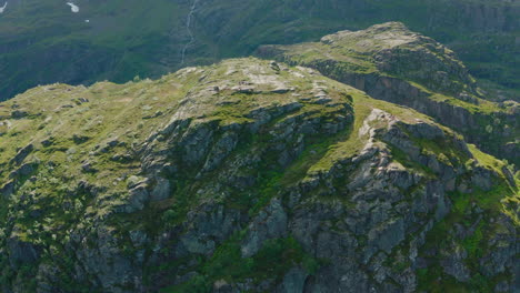 Luftaufnahme-Des-Schroffen-Berggipfels,-Perfekt-Für-Wanderziele-In-Olden,-Norwegen-An-Einem-Sonnigen-Tag