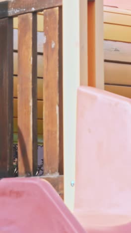 niño feliz divirtiéndose en el parque de atracciones para niños