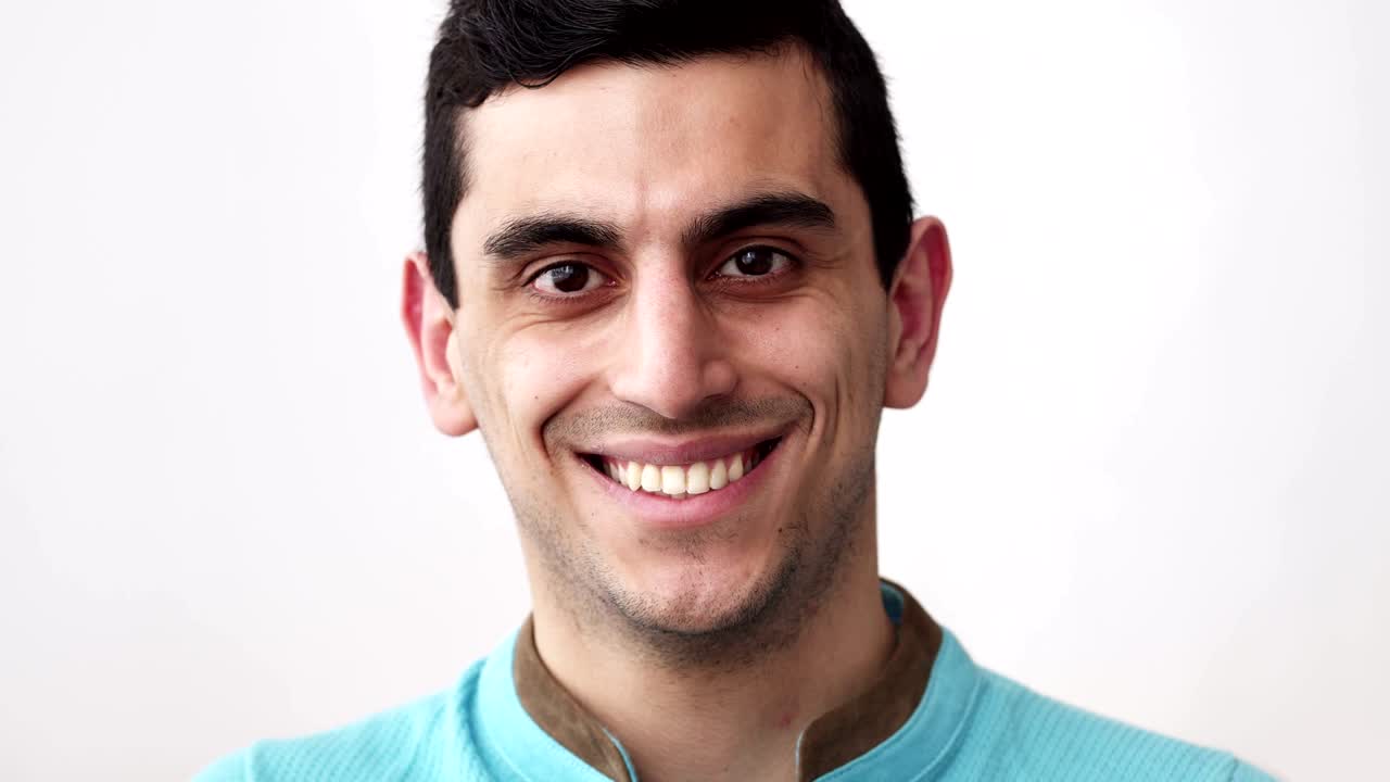 primer plano de la cara de un feliz hombre de oriente medio,