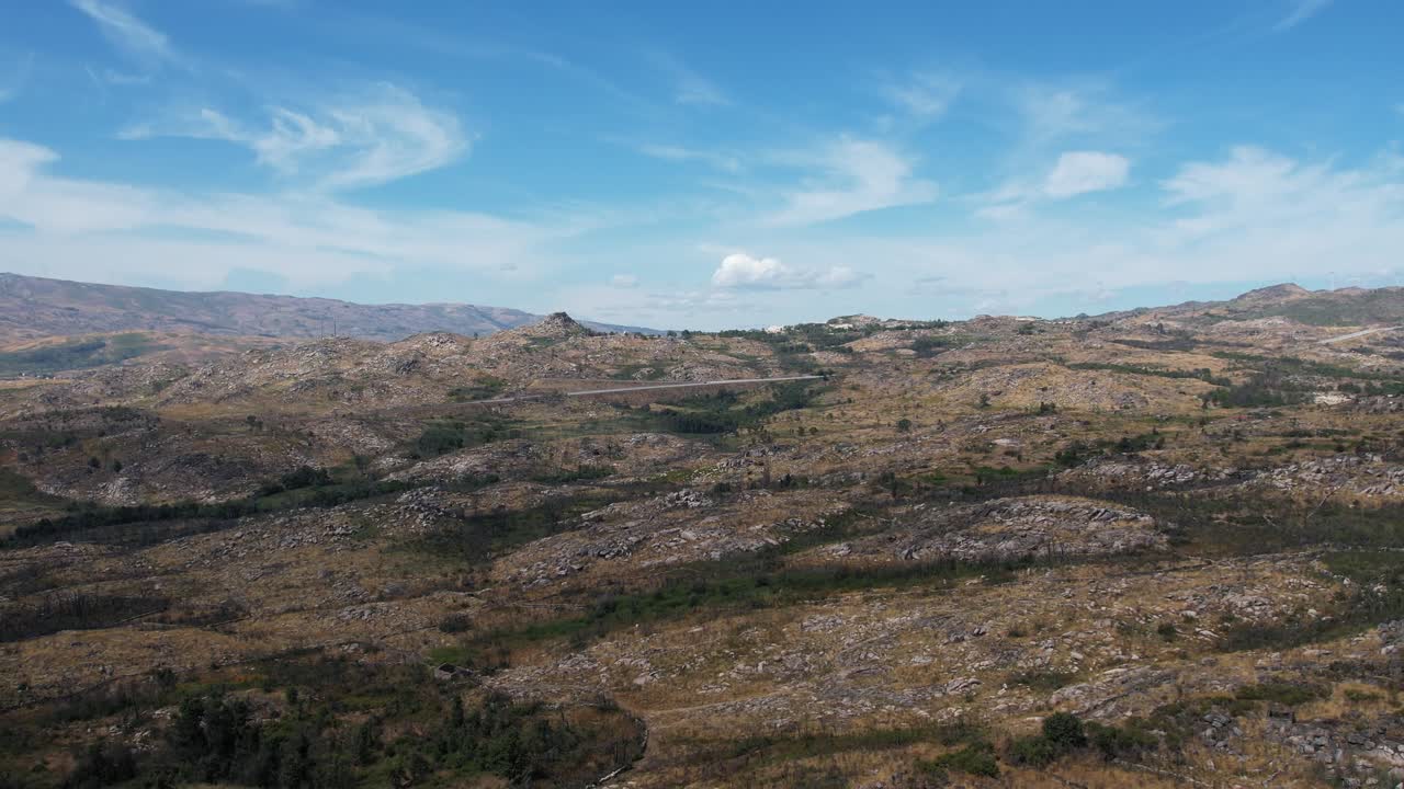 Vista panorámica de las crestas rocosas de las montañas en Vila Real, Portugal
