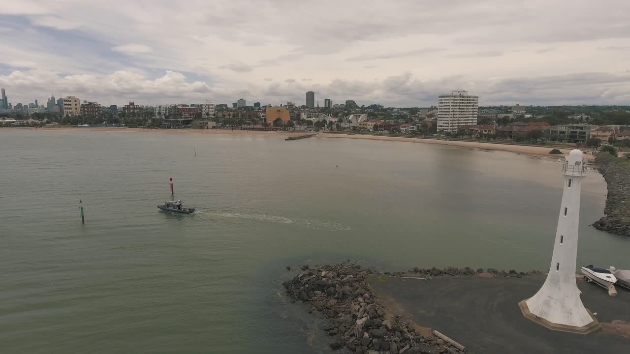 Ripresa aerea con drone vicino al faro di St Kilda a Melbourne, con una barca sull'acqua.
