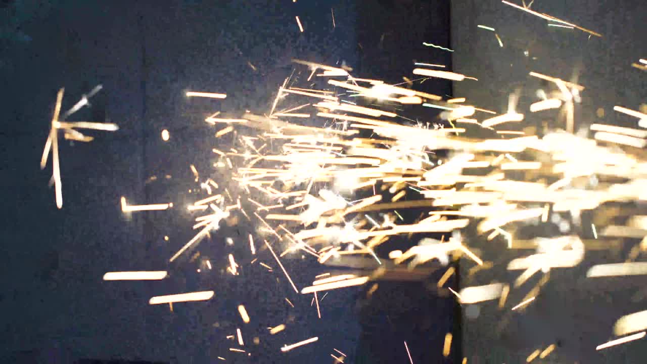 공장에서 절단 된 금속 조각을 부드럽게하는 것