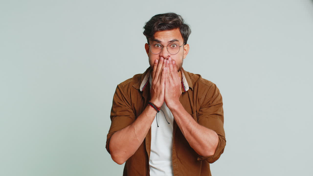 hombre indio enojado preguntando por qué qué razón del fracaso irritación incredulidad por problemas conflicto pelea