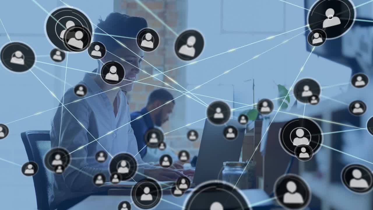 Compañeros de trabajo tecleando en la oficina, y visualizando conexiones de red mediante círculos de iconos de usuario de tres segundos.